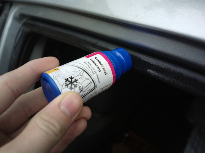 Уплотнители необходимо несколько раз за зиму обрабатывать силиконовой смазкой. | Фото: infocar.ua 