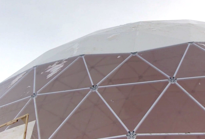 Энергосберегающий купол создали из алюминиевого каркаса и морозоустойчивого полиэтилена (Якутия).| Фото:  rg.ru/ канал ОТР.