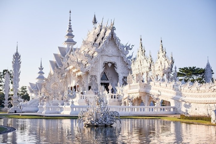 В этом храме есть нечто большее, чем его уникальная архитектура и белый цвет (The White Temple, Таиланд). | Фото: southeastasiabackpacker.com.
