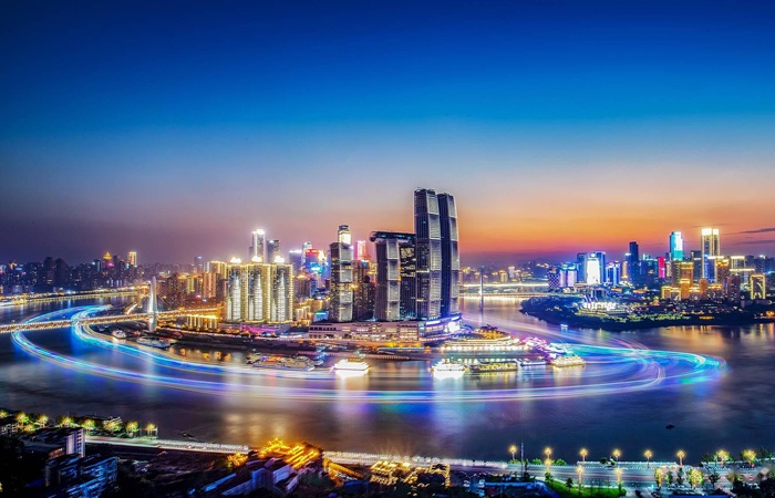 Дизайн города отсылает к жанру научной фантастики (световое шоу). Дизайн города отсылает к жанру научной фантастики (световое шоу).