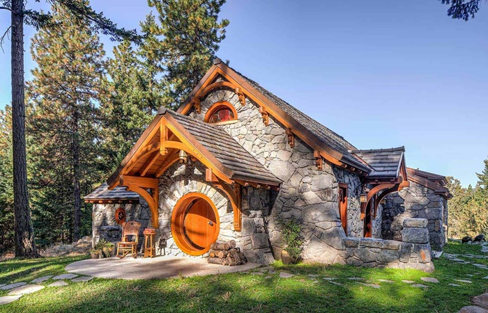 Сказочный каменный домик в лесу Орегона. | Фото: onekindesign.com.