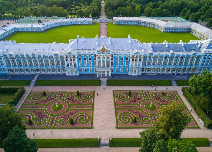 Главным украшением императорской резиденции является Екатерининский дворец. | Фото: tripadvisor.ru.