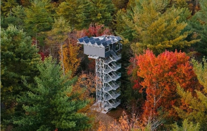 Лестница предусматривает большие платформы на поворотах, которые могут выступать в роли смотровых площадок (River Forest Lookout, США). | Фото: yankodesign.com.