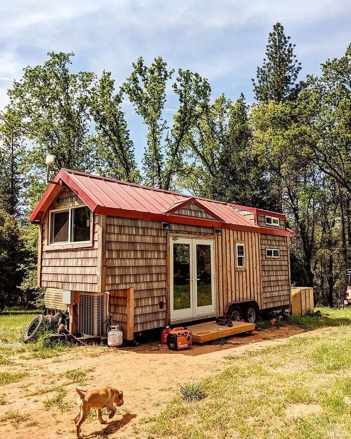Колоритный крошечный дом, построенный собственными руками.