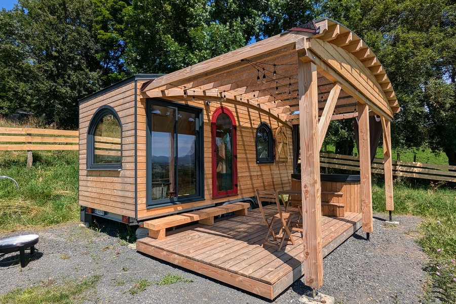 Для строительства мини-дома с террасой использовали натуральную древесину (Tiny House Hobbit). Для строительства мини-дома с террасой использовали натуральную древесину (Tiny House Hobbit).