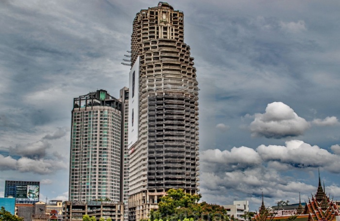 Легендарная Башня-призрак, призванная украшать горизонт Бангкока, превратилась в удручающий памятник экономическому краху (Таиланд). | Фото: theislandlogic.com.
