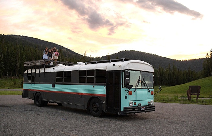 Яркий фасад отражает творческий дух семьи. 