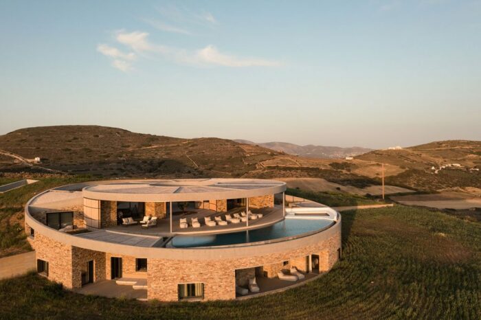 Круглая резиденция Cronus на греческом острове Антипарос подчеркивает «лунный» пейзаж своим ярким дизайном. | Фото: designboom.com.
