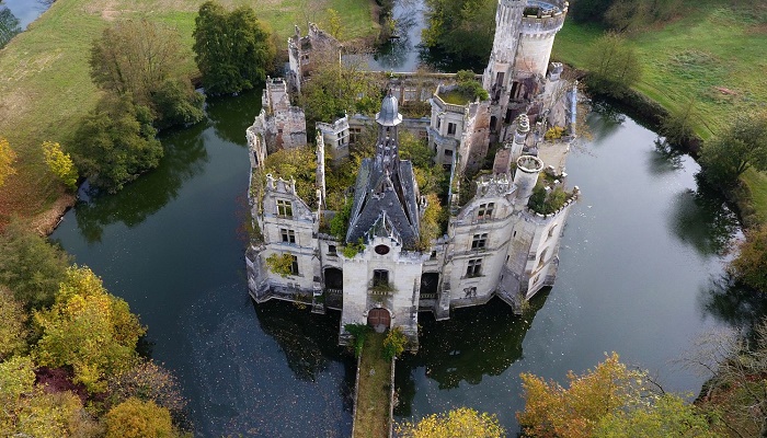 Сказочный Шато-де-ла-Мот-Шанденье – средневековый замок Франции, которым владеет более 18 тыс. человек (коммуна Ле-Труа-Мутье). | Фото: ancient-origins.net. 