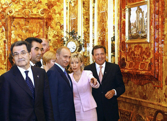 В 2003 году, к 300-летию Санкт-Петербурга Янтарная комната была открыта для посещения. | Фото: kvobzor.ru.