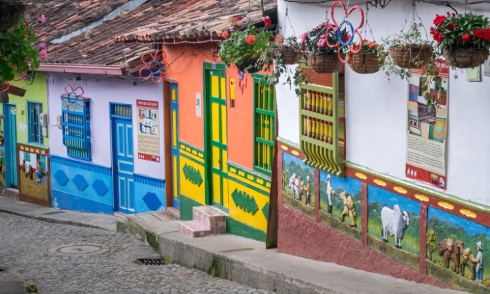В исторической части городка дома и улицы особенно колоритные (Guatape, Колумбия). | Фото: internationalliving.com.
