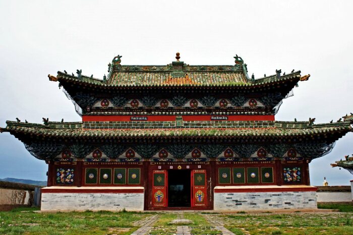 В центре композиции находится колоритный Великий храм (Эрдэнэ-Зуу хийд, Монголия). | Фото: retireediary.wordpress.com.