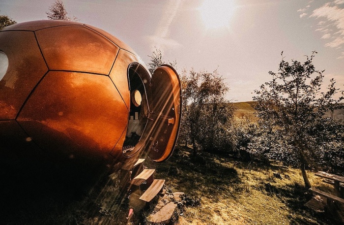 Сюрреалистичный медный глэмпинг в Уэльсе, спроектированный аэрокосмическим инженером Джагом Вирди (Conker Living, Великобритания). | Фото: bigworldtale.com.