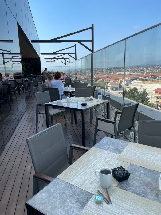 Ресторан на крыше заведения служит смотровой площадкой, откуда открывается фантастический вид на старинный город и живописную природу (The Museum Hotel Antakya, Турция). | Фото: world-archaeology.com.