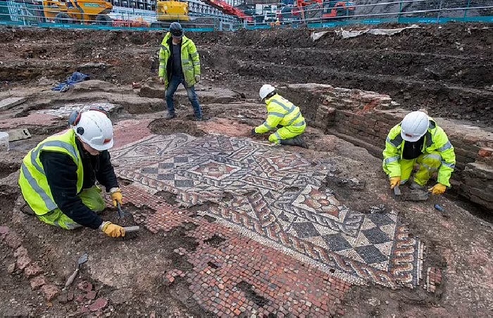 Благодаря реконструкции исторического центра Лондона удалось обнаружить отлично сохранившиеся мозаичные панно древнеримского периода. | Фото: antheamissy.com.