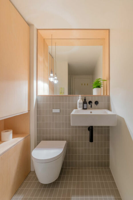 Несмотря на небольшое пространство ванная комната вполне благоустроена (Бетнал-Грин, Лондон). | Фото: standard.co.uk.