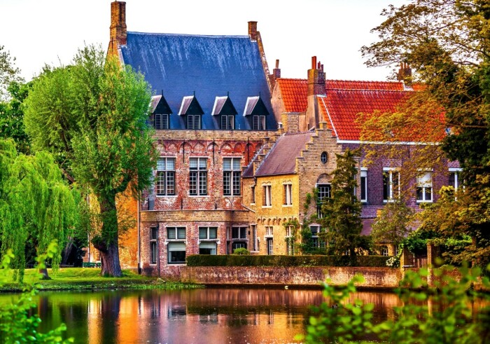 Сказочно красивые жилые дома впечатляют не меньше даже самых древних достопримечательностей Брюгге (Бельгия). | Фото: awesomeplacestovisit.com.