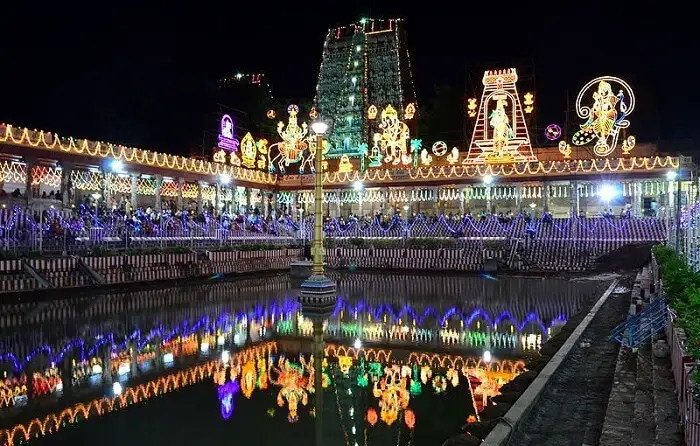 В темное время суток храмовый комплекс превращается в сказочное место (Madurai Meenakshi Temple, Индия). | Фото: traveltriangle.com.