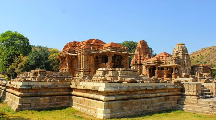 Два храма, построенных по желанию царицы и ее невестки установлены на общем высоком фундаменте (Sas Bahu Temple, Удайпур). | Фото: upload.wikimedia.org.