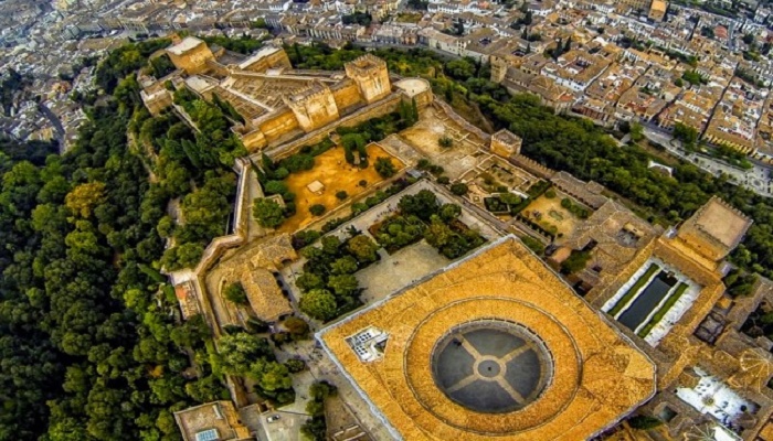 Вид на часть дворцово-паркового комплекса в высоты полета (Alhambra, Испания). | Фото: en.alhambraonline.org.