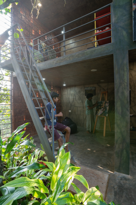 Владелец дома в своей студии проводит мастер-классы и обучает детей (The Artist’s residence, Индия). | Фото: decor.design.