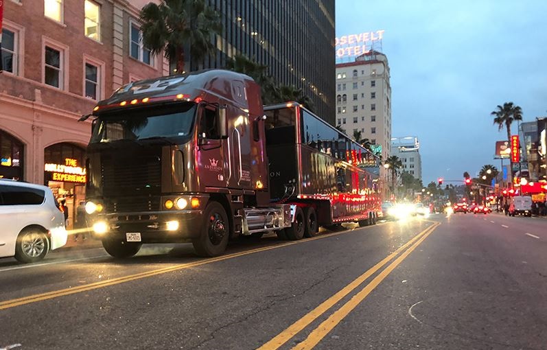 Off Script – гигантская телестудия на колесах популярного американского актера и шоумена Джейми Фокса. Off Script – гигантская телестудия на колесах популярного американского актера и шоумена Джейми Фокса.