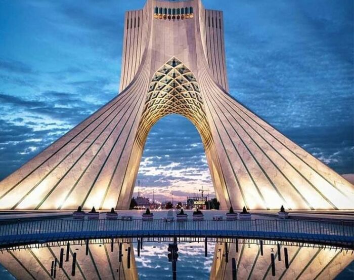 Azadi Tower – самая известная знаковая достопримечательность Тегерана. | Фото: pinterest.com.