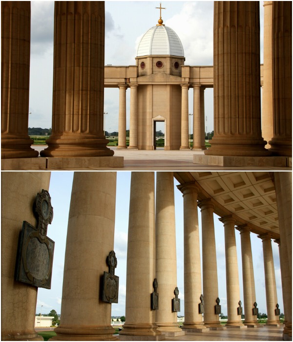 Колоннада из 128 огромных колонн обрамляет Площадь Святого Петра (Basilica Notre Dame de la Paix, Кот-д'Ивуар).