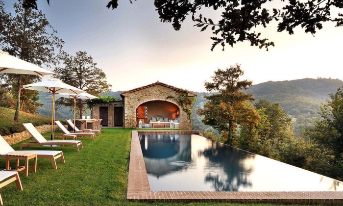 Возле каждого гостевого дома или виллы имеется собственный бассейн, чтобы отдых был полноценным и незабываемым (Castello Di Reschio Hotel, Италия). | Фото: townandcountrymag.com.