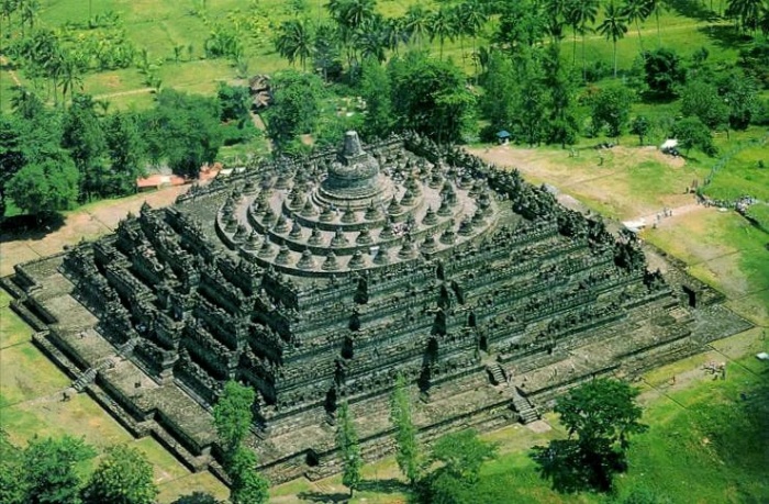 Пирамидальная форма храмового комплекса Borobudur Temple напоминает священный цветок лотоса (Индонезия, о. Ява). | Фото: ekskursovod.org.