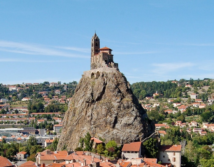 Часовня Saint-Michel d'Aiguilhe – древнейшая христианская святыня Франции на вершине одинокой скалы (Ле-Пюи-ан-Веле). | Фото: mybestplace.com.