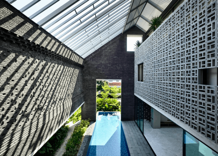 Бассейн во внутреннем дворе при правильно организованной системе вентиляции поможет естественным образом охладить внутренние пространства (Concrete Yin Yang House, Сингапур). | Фото: habitusliving.com.