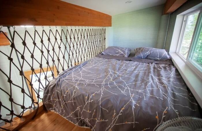 Две спальные зоны расположены на мезонине (Fibonacci House, Канада). | Фото: twente-am.com.