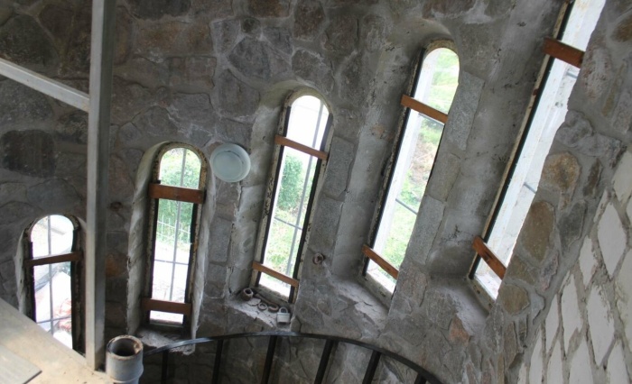 В башню можно попасть по винтовой лестнице, хотя имеется и настоящий лифт. | Фото: © Андрей Вавилов.