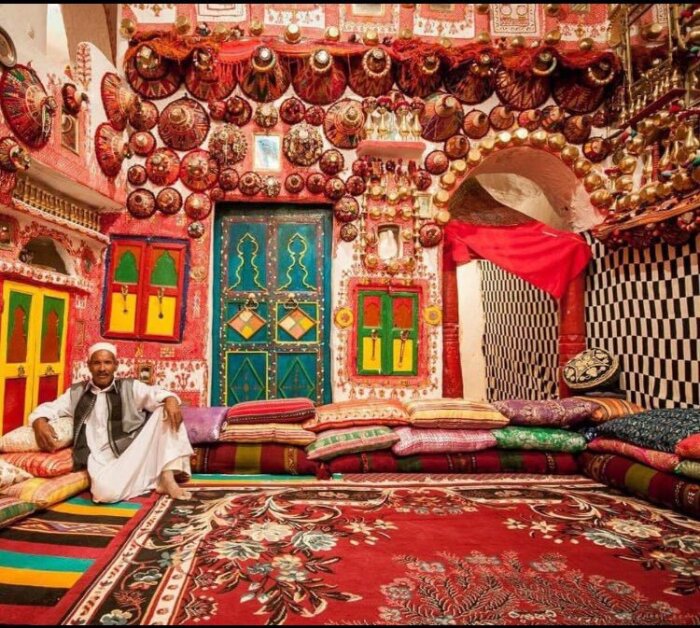 За скромными фасадами берберских домов посетителей встречает буйство цвета, фактуры и декора (Ghadames, Ливия). | Фото: libyaadventures.com.