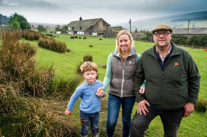 Семейство энтузиастов, рискнувшее поселиться на ферме Stott Hall. | Фото: thesun.co.uk.
