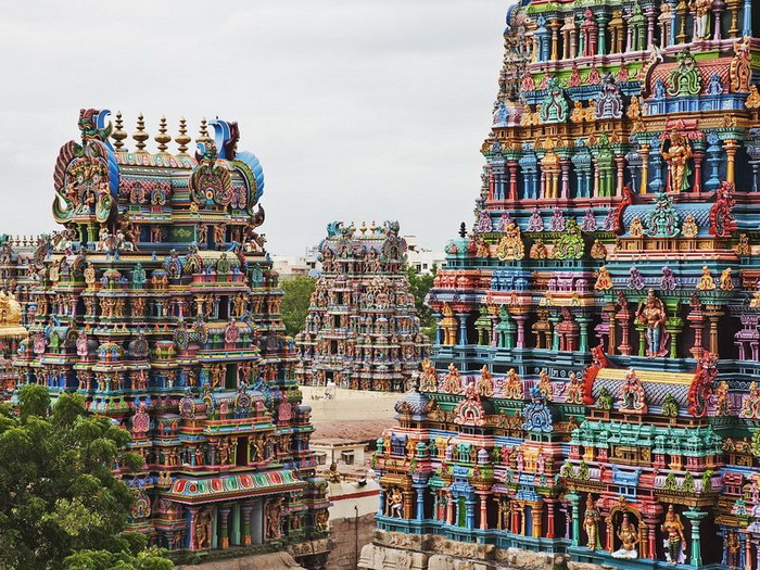 На территории храмового комплекса возведено 14 башен-гопур, украшенных каменными скульптурами и барельефами (Madurai Meenakshi Temple, Индия). | Фото: mysteryofindia.com.