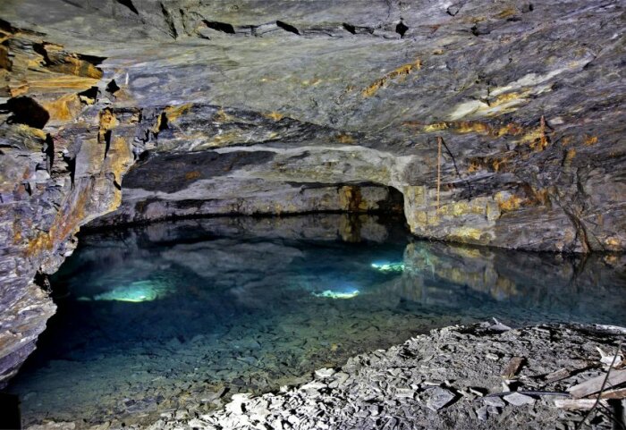 Подземное озеро – главная изюминка сланцевых гротов (Carnglaze Caverns, Великобритания). | Фото: dayoutwiththekids.co.uk.