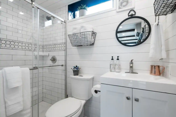 Благоустроенная ванная комната на первом этаже удовлетворит даже избалованных цивилизацией любителей уединения на природе (The Helm). | Фото: livinginacontainer.com.