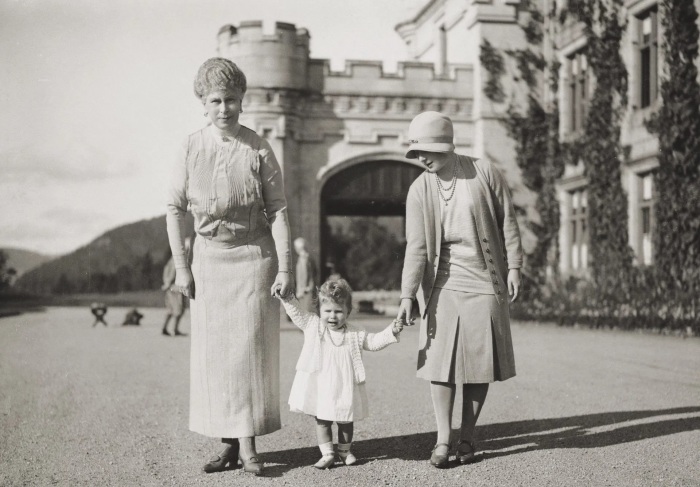 Королева Мария (бабушка) держит за руку маленькую принцессу Елизавету (замок Балморал, 1927 год). | Фото: blauwbloed.eo.nl.