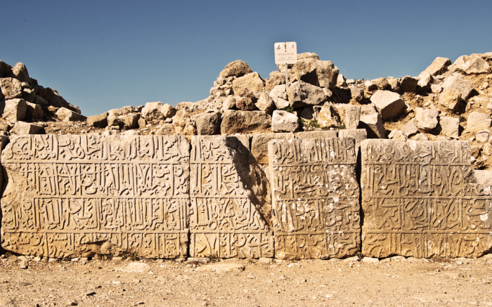 Самая масштабная надпись, сохранившаяся до наших дней, рассказывает о доблести султана Бэйбарсу (Nimrod Fortress National Park, Израиль). | Фото: madainproject.com.