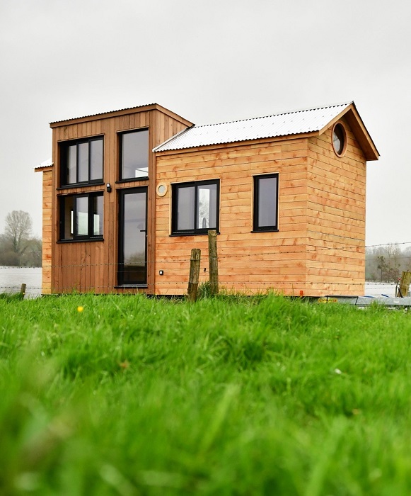 Большие окна и сложная крыша делают Naomi не похожим ни на один другой крошечный дом. Большие окна и сложная крыша делают Naomi не похожим ни на один другой крошечный дом.