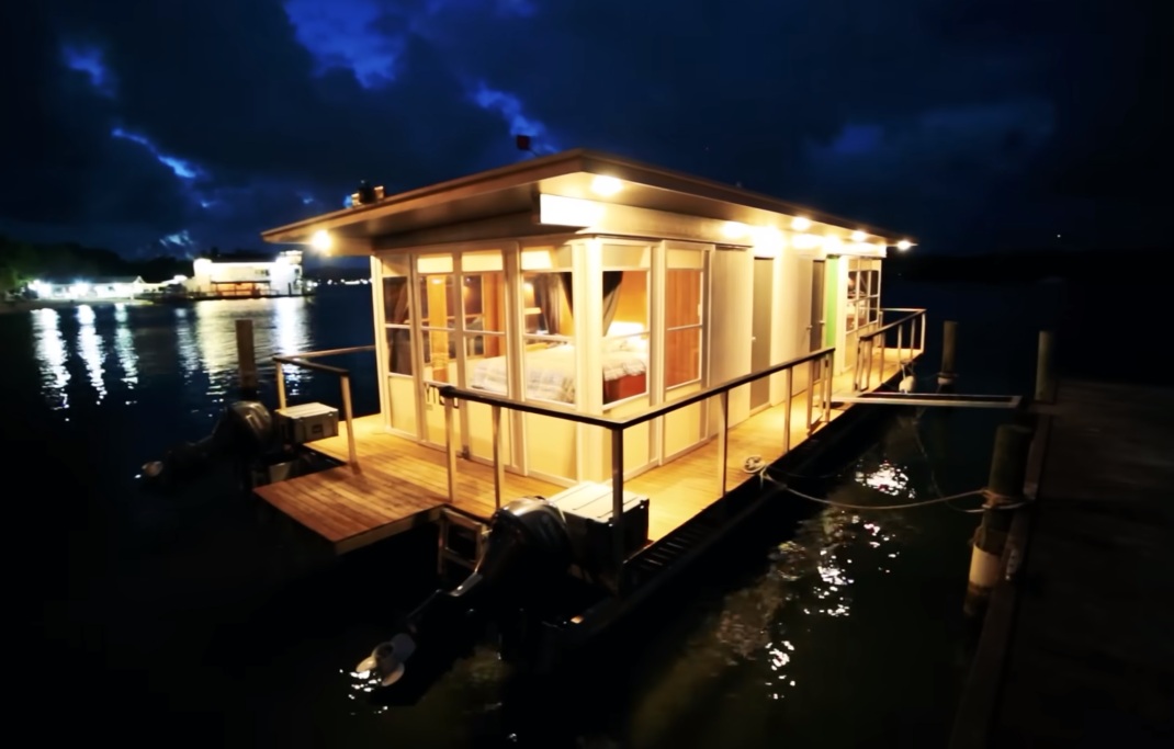 Щедрая иллюминация делает крошечный домик похож на бумажный фонарик. | Фото: takutaku.radiobutton.jp.