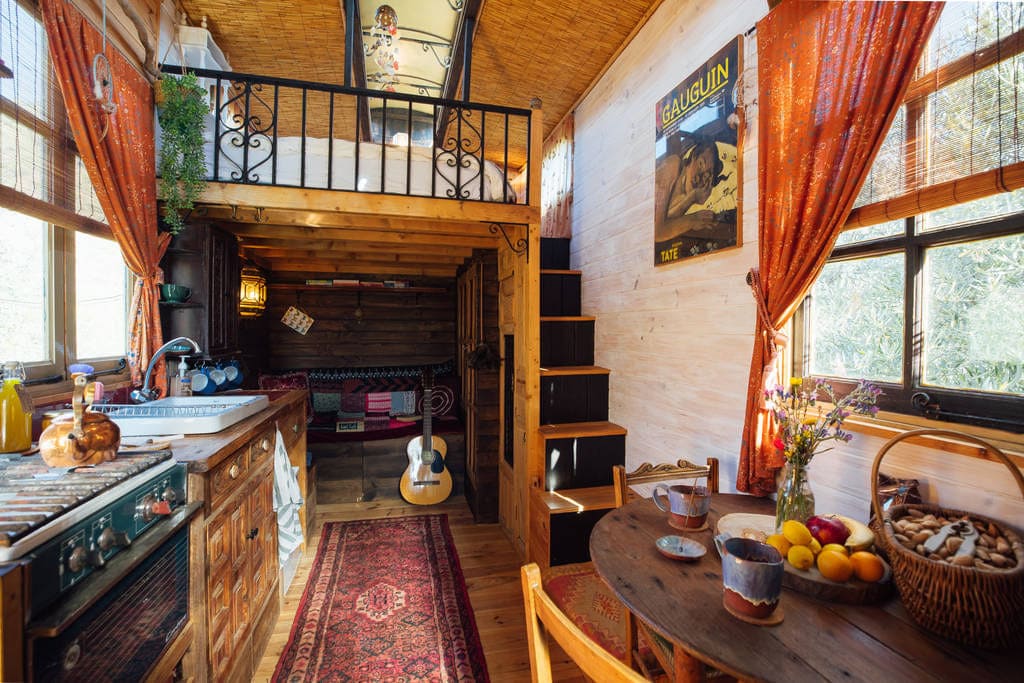 Уголок гостиной оборудован под лофтовой спальней. Уголок гостиной оборудован под лофтовой спальней.