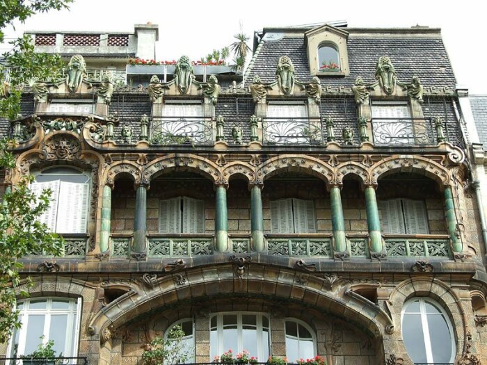 Благодаря фантазии Франсуа Мансара в Париже стали появляться дома с жилыми чердачными помещениями. | Фото: stroiteh-msk.ru.