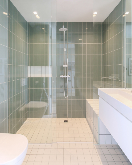 Просторная ванная комната находится на втором уровне обновленного дома (Marcelis Residence, Гаага). | Фото: decor.design.