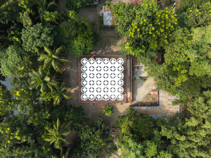Квадратная форма мавзолея вдохновлена традиционными хижинами и мечетями периода султаната (Маникгандж, Бангладеш). | Фото: archidiaries.com.