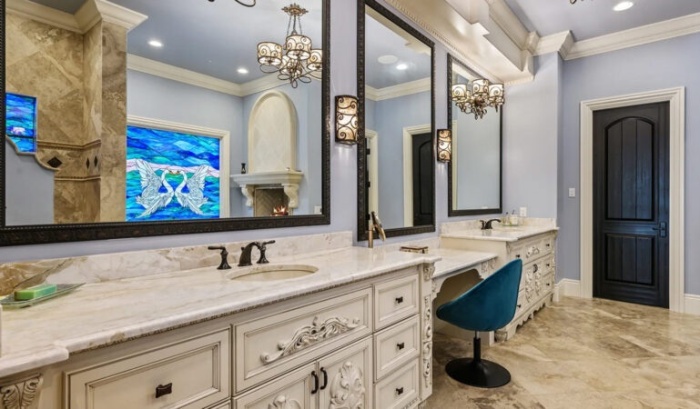 Одна из 9 ванных комнат, обустроенных в роскошном особняке (Флорида, США). | Фото: apptech.my.id.