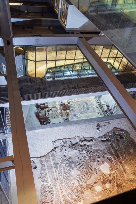 Первый уровень отдан под древние экспонаты, которые нельзя переносить (The Museum Hotel Antakya, Турция). | Фото: world-archaeology.com.