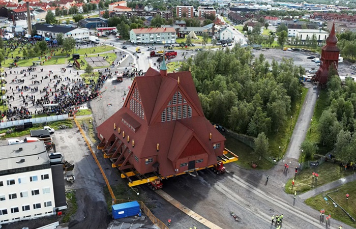 Церковь Кируны «пешим ходом» преодолела почти 5 км. | Фото: theatlantic.com.